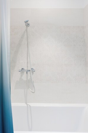 Regadera, amenidades de baño gratuitas, secadora de cabello, bidet 