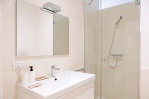 Regadera, amenidades de baño gratuitas, secadora de cabello, bidet 