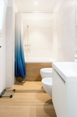 Shower, free toiletries, hair dryer, bidet - [Charm & Style Bari] Large Central Apartment (Bari)
