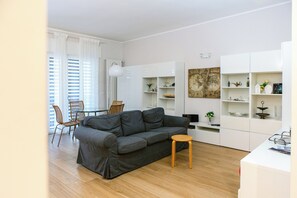 TV - [Charm & Style Bari] Large Central Apartment (Bari)
