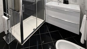Shower, bidet, towels, soap - Beautifully Refurbished Home with 4 Bedrooms (Greenmount)