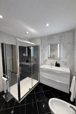 Shower, bidet, towels, soap - Beautifully Refurbished Home with 4 Bedrooms (Greenmount)