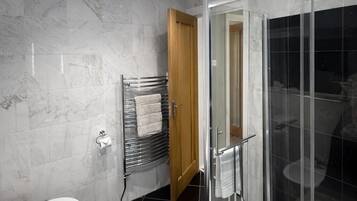 Een douche, een bidet, handdoeken, zeep