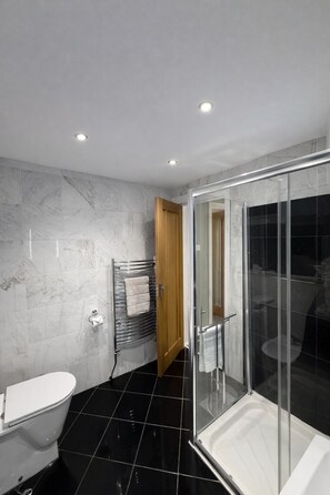 Shower, bidet, towels, soap - Beautifully Refurbished Home with 4 Bedrooms (Greenmount)