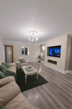 Smart TV - Beautifully Refurbished Home with 4 Bedrooms (Greenmount)