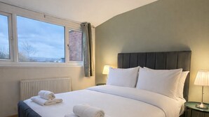 4 bedrooms, iron/ironing board, free WiFi, bed sheets - Beautifully Refurbished Home with 4 Bedrooms (Greenmount)