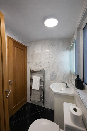 Douche, bidet, serviettes fournies, savon