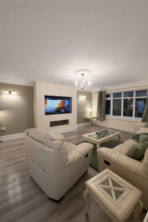 Smart TV - Beautifully Refurbished Home with 4 Bedrooms (Greenmount)