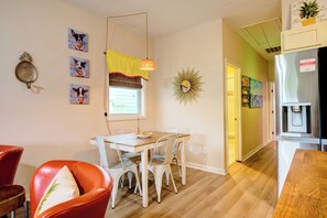 Dining - Pineapple Cottage at the Sea (Galveston)