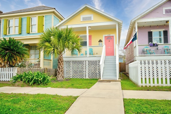 Exterior - Pineapple Cottage at the Sea (Galveston)