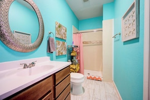 Shower, hair dryer, towels, soap - Pineapple Cottage at the Sea (Galveston)