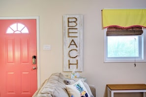 Living area - Pineapple Cottage at the Sea (Galveston)