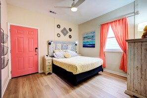 2 bedrooms, iron/ironing board, WiFi, bed sheets - Pineapple Cottage at the Sea (Galveston)