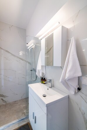 Shower, hair dryer, towels, soap - Local Living House Tinos (Tinos)