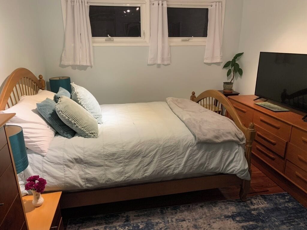 2 bedrooms, iron/ironing board, WiFi, bed sheets