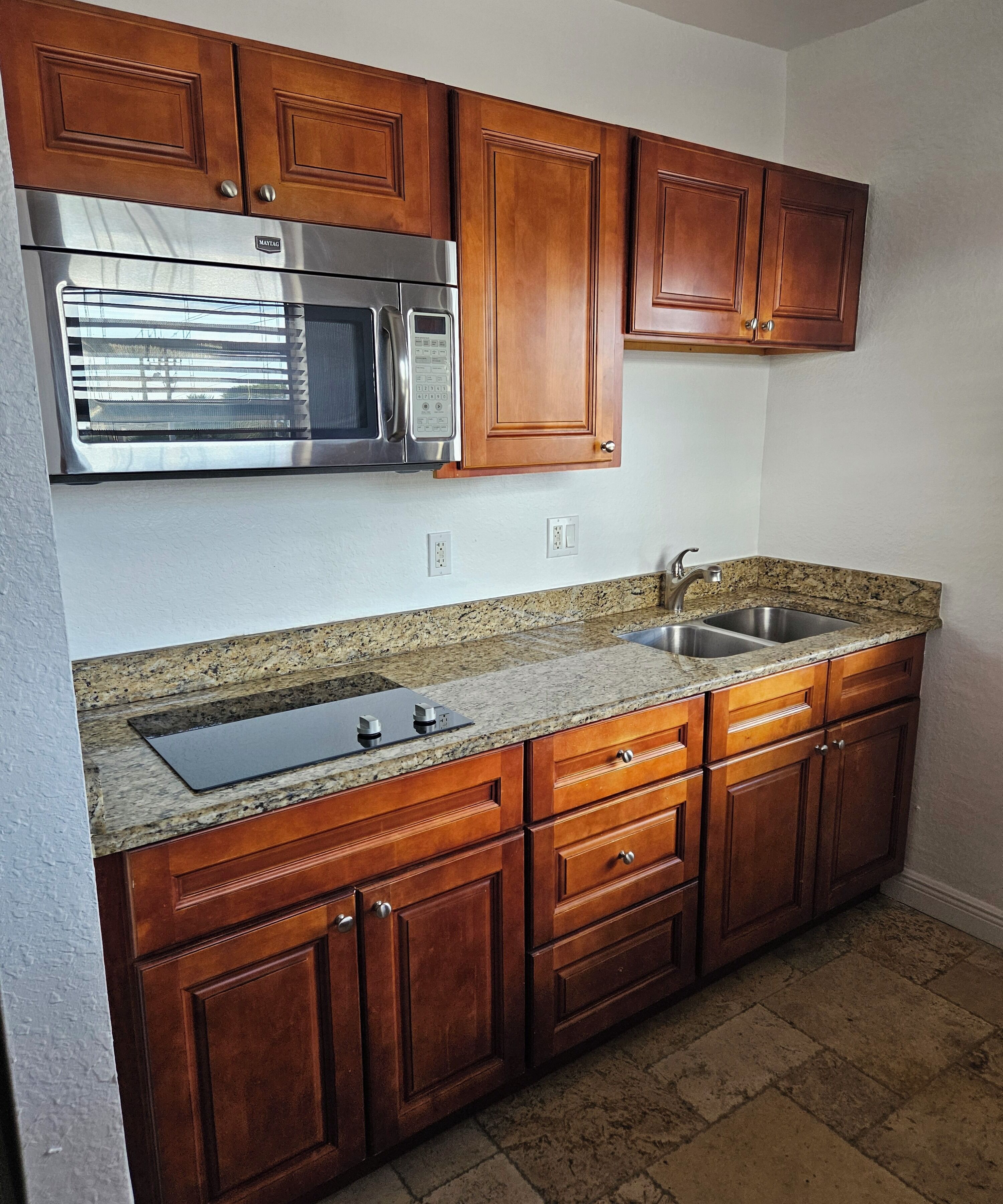 Réfrigérateur, micro-ondes, tables à manger