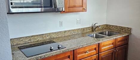 Réfrigérateur, micro-ondes, tables à manger