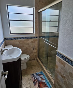 Douche, sèche-cheveux, serviettes fournies, savon