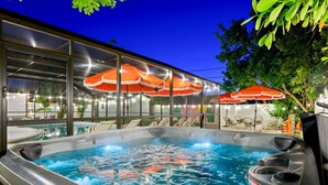 Outdoor spa tub - Epic Backyard - Pool - Hot Tub - Outdoor Theatre (Bradenton)