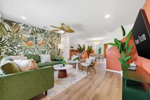 TV, offices - Epic Backyard - Pool - Hot Tub - Outdoor Theatre (Bradenton)