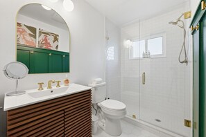 Een douche, een haardroger, handdoeken, shampoo