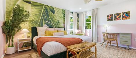 4 makuuhuonetta, työpöytä, silitysrauta/-lauta, vauvan matkasänky