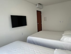 Tabla de planchar con plancha, internet y ropa de cama