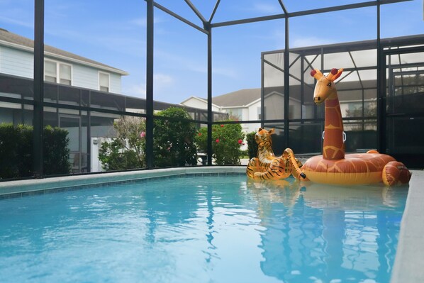 Pool with cool inflatables - 7BD Luxury Villa w/ Pool, Ping-Pong & BBQ - Windsor Resort Access (Kissimmee)