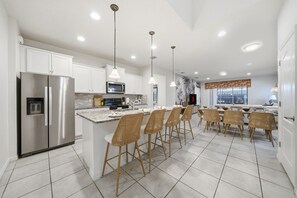 Fridge, microwave, oven, stovetop - 7BD Luxury Villa w/ Pool, Ping-Pong & BBQ - Windsor Resort Access (Kissimmee)