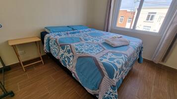 3 makuuhuonetta, työpöytä, silitysrauta/-lauta, ilmainen Wi-Fi