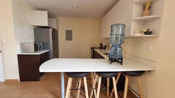 Microwave, oven, cookware/dishes/utensils, spices