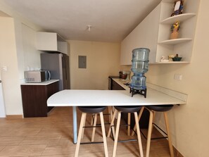 Microwave, oven, cookware/dishes/utensils, spices - Charming house in a condominium (San José Pinula)