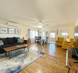 Smart TV - Yellow Home on The River - Riverview Cottage steps from Inn at Bay Fortune (Prince Edward Island)