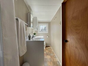 Towels, soap, shampoo, toilet paper - Yellow Home on The River - Riverview Cottage steps from Inn at Bay Fortune (Prince Edward Island)