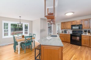 Microwave, oven, stovetop, dishwasher - Faber VA Hilltop Escape - On Route 151 - Sleep 10 - New Sauna, Firepit and Deck (Faber)