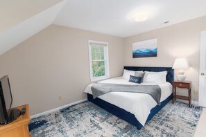 3 bedrooms, WiFi, bed sheets - Faber VA Hilltop Escape - On Route 151 - Sleep 10 - New Sauna, Firepit and Deck (Faber)