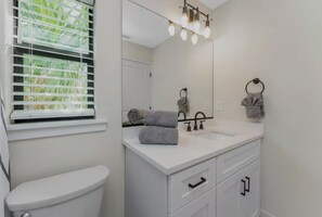 Shower, hair dryer, towels, soap - Quarry Retreat - 3 bedroom pool home in central Englewood (Englewood)