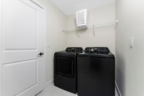 Interior - Quarry Retreat - 3 bedroom pool home in central Englewood (Englewood)