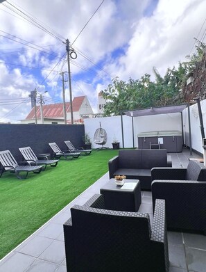 Terrace/patio - New little villa in picturesque village of Paul do mar with large jacuzzi (Fajã da Ovelha)
