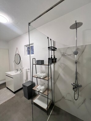 Shower, hair dryer, towels, soap - New little villa in picturesque village of Paul do mar with large jacuzzi (Fajã da Ovelha)