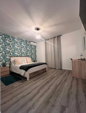 1 sovrum, skrivbord, strykjärn/strykbräda och resesäng