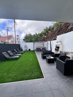 Outdoor dining - New little villa in picturesque village of Paul do mar with large jacuzzi (Fajã da Ovelha)