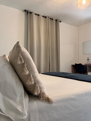1 habitación, escritorio, tabla de planchar con plancha y cuna de viaje 