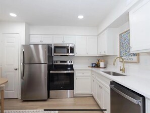 Microwave, oven, stovetop, dishwasher - Charming 2-bedroom Condo in Oxford- 1 mile to the Square and Ole Miss (Oxford)