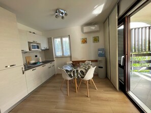 Private kitchen - Residence4a- Apartman Bianco - u blizini mora, idealan za opuštanje (Ravni)