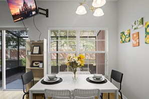 Dining - 4BR Townhome in Coral Cay Resort Near Disney (Kissimmee)