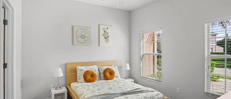 Tabla de planchar con plancha, cuna de viaje, wifi gratis y ropa de cama