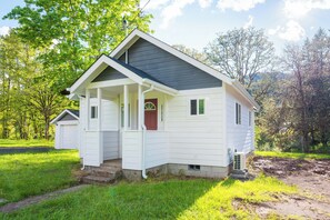 Exterior - Riverfront Home, 5 mins from Dorena Lake! (Dorena)