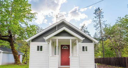 Riverfront Home, 5 mins from Dorena Lake!