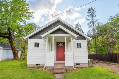 Riverfront Home, 5 mins from Dorena Lake!